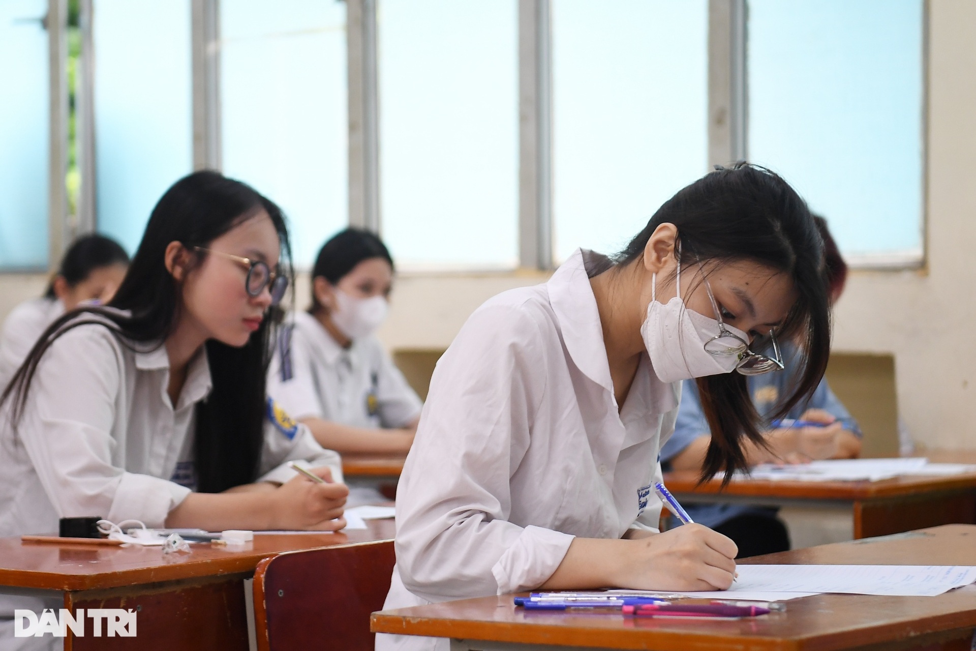 Thí sinh ôm đầu lo lắng, căng thẳng trước giờ thi môn ngữ văn - 11 Thí sinh ôm đầu lo lắng, căng thẳng trước giờ thi môn ngữ văn - 11