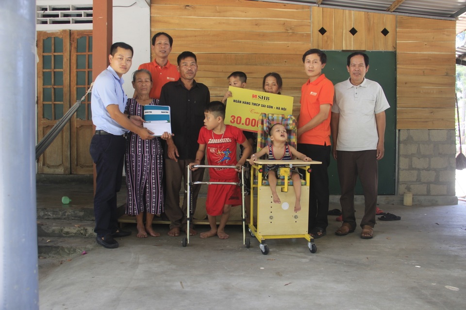 Bạn đọc Dân trí giúp đỡ 3 cháu bé bị bại não hơn 50 triệu đồng - 3 Bạn đọc Dân trí giúp đỡ 3 cháu bé bị bại não hơn 50 triệu đồng - 3