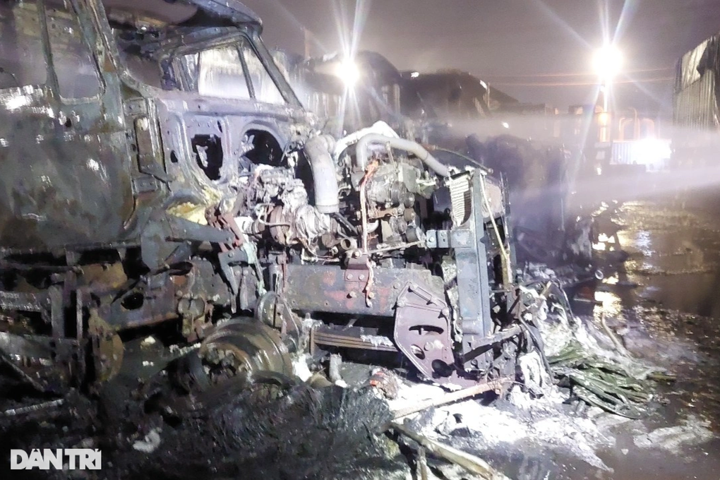 Cháy lớn trong bãi đỗ xe container ở Bình Định - 2 Cháy lớn trong bãi đỗ xe container ở Bình Định - 2