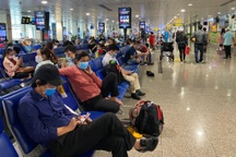 Sân bay Tân Sơn Nhất khử khuẩn toàn bộ hành lý để chống dịch Covid-19