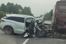 Ô tô con "đụng độ" xe khách trên cao tốc Nội Bài - Lào Cai, một người chết