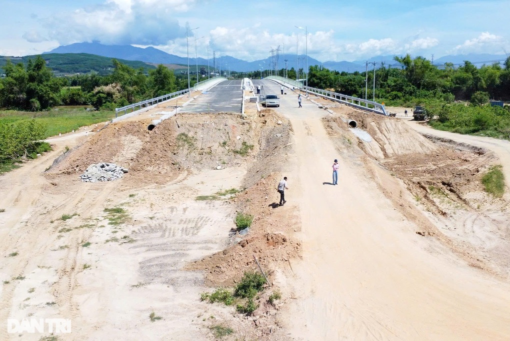 Cầu đã nối nhưng dân phải đi “lụi” vì sự đối lập hai bờ sông - 2 Cầu đã nối nhưng dân phải đi “lụi” vì sự đối lập hai bờ sông - 2