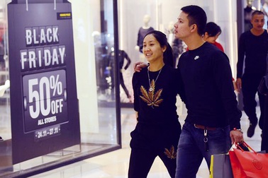 Hàng giảm giá khắp nơi dịp Black Friday, đừng mua kiểu "bốc đồng"