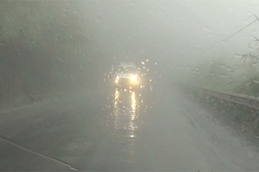 Xe đầu kéo lật nhào tại Cửa khẩu Cầu Treo do sương mù dày đặc