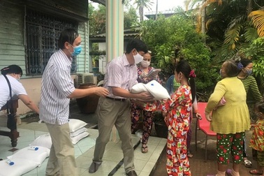 Những món quà nghĩa tình Kiên Giang gửi tới người Campuchia gốc Việt