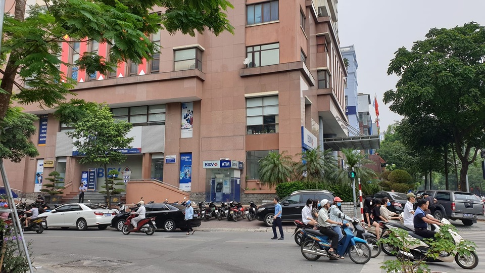 Vụ nổ súng cướp ngân hàng BIDV: Hai đối tượng lấy đi khoảng 900 triệu đồng - 1 Vụ nổ súng cướp ngân hàng BIDV: Hai đối tượng lấy đi khoảng 900 triệu đồng - 1