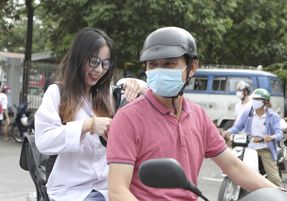 Muôn vẻ cảm xúc thí sinh sau buổi thi đầu tiên tốt nghiệp THPT - 5 Muôn vẻ cảm xúc thí sinh sau buổi thi đầu tiên tốt nghiệp THPT - 5