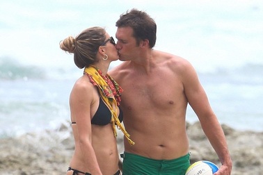 Gisele Bundchen hạnh phúc hôn chồng trên biển