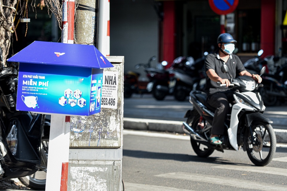 Sau ATM gạo, Hà Nội xuất hiện ATM khẩu trang đầu tiên - 15 Sau ATM gạo, Hà Nội xuất hiện ATM khẩu trang đầu tiên - 15