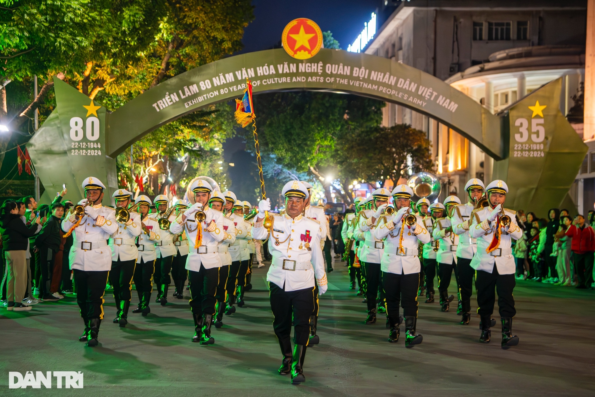 Người dân giao lưu biểu diễn sôi nổi cùng hàng trăm chiến sĩ trên phố đi bộ - 3