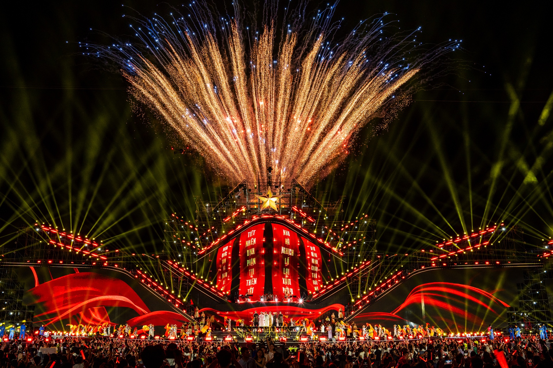 Xuân Hinh hát chầu văn, Phương Mỹ Chi mang loạt hit đãi 25.000 khán giả - 18