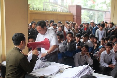 Hàng ngàn người mướt mồ hôi làm thủ tục xuất nhập cảnh