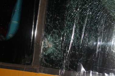 Xe khách bị ném đá, 1 chuyên gia nước ngoài trọng thương