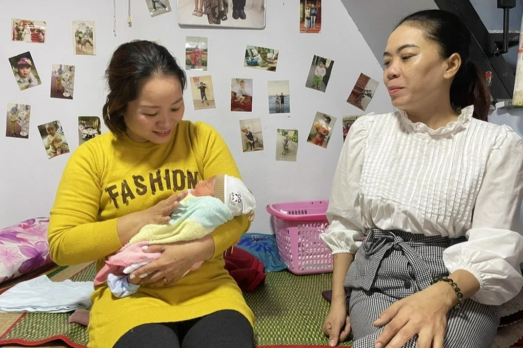 Bé trai sơ sinh bị bỏ rơi trước nhà dân giữa đêm lạnh - 1 Bé trai sơ sinh bị bỏ rơi trước nhà dân giữa đêm lạnh - 1