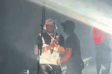 Ném micro gây thương tích cho khán giả, rapper bị điều tra tội hành hung