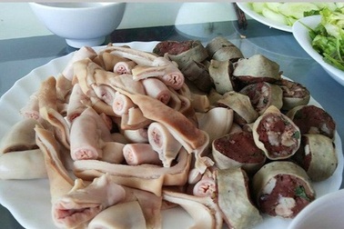 Ăn lòng lợn, bé trai 10 tuổi gặp tai nạn suýt mất mạng