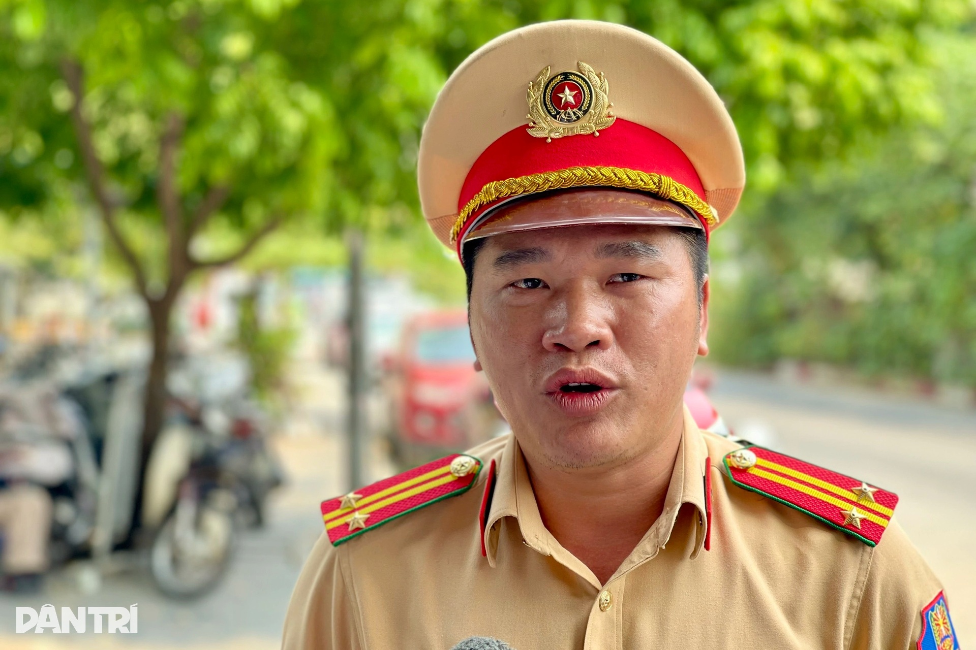 CSGT đi mô tô, dùng camera ghi hình tài xế đi vào làn khẩn cấp Vành đai 3 - 12