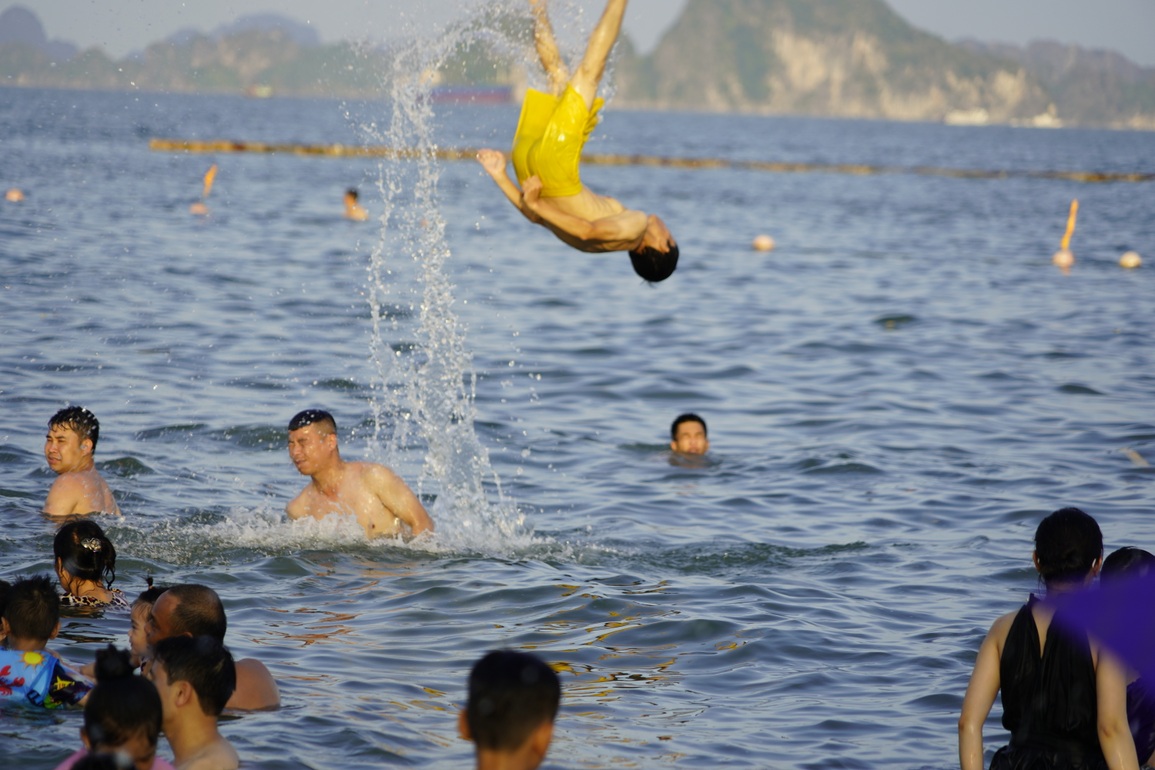 Nghìn người đổ về biển Quảng Ninh giải nhiệt nắng nóng - 6 Nghìn người đổ về biển Quảng Ninh giải nhiệt nắng nóng - 6