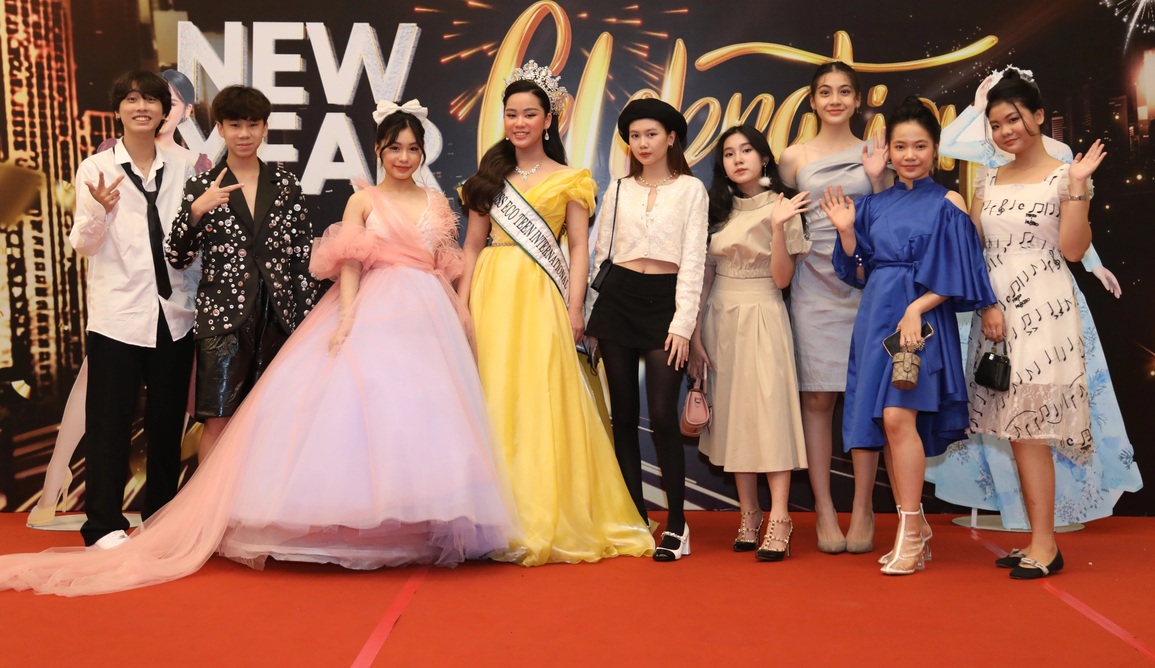 Bella Vũ Huyền Diệu đẹp rạng ngời trong bữa tiệc ấm cúng - 2 Bella Vũ Huyền Diệu đẹp rạng ngời trong bữa tiệc ấm cúng - 2