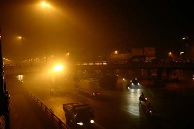 Khói “lạ” có mùi khét bủa vây Hà Nội