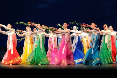 Vì sao đoàn nghệ thuật Triều Tiên chọn đi bộ sang Hàn Quốc biểu diễn?