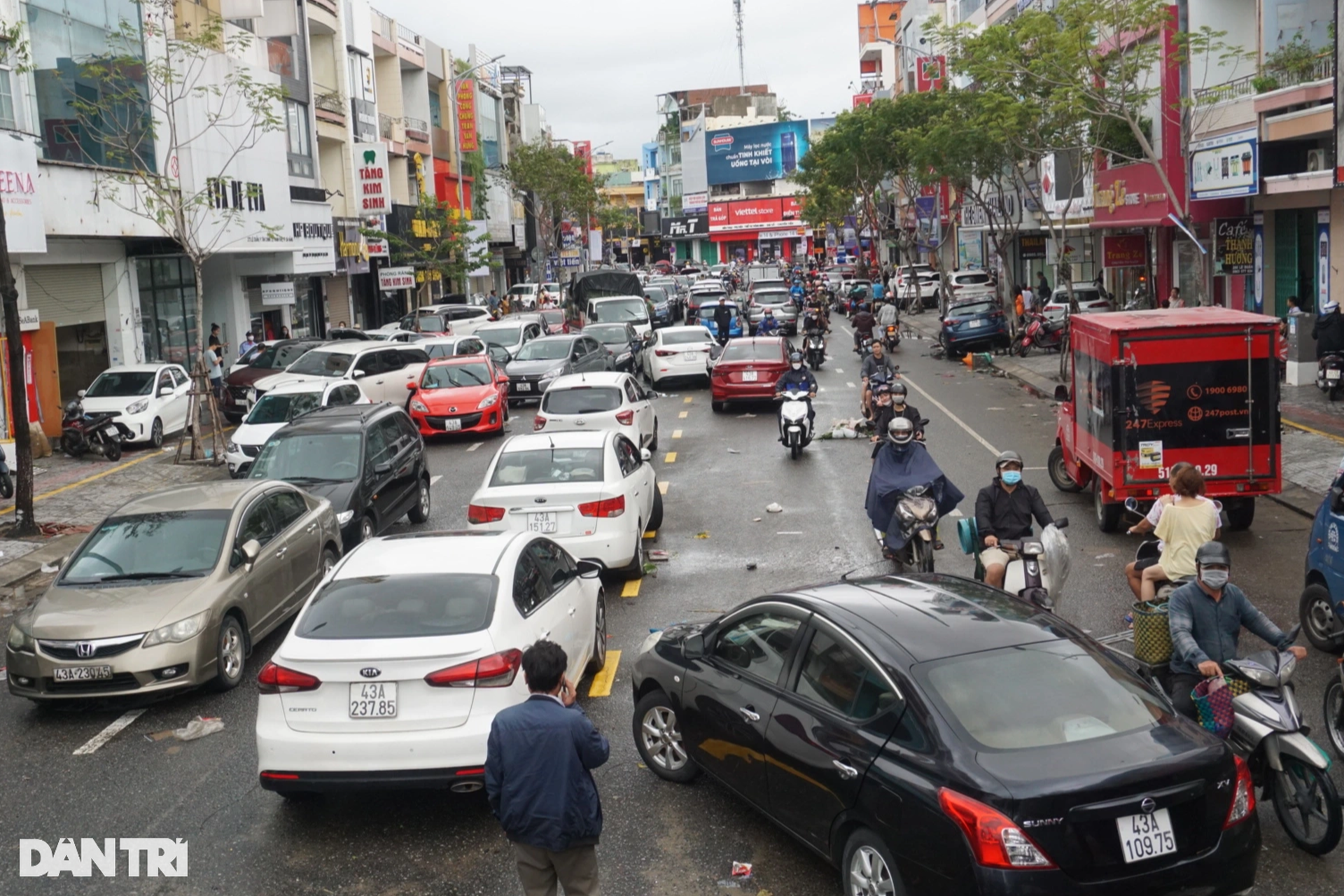 Đường phố Đà Nẵng ngổn ngang hàng trăm ôtô chết máy sau khi nước rút - 12 Đường phố Đà Nẵng ngổn ngang hàng trăm ôtô chết máy sau khi nước rút - 12