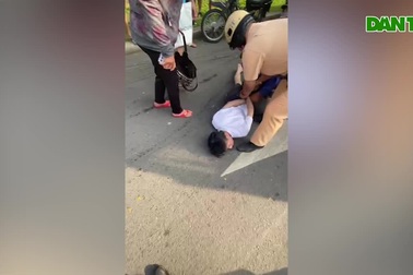 CSGT vây bắt thanh niên cầm dao khống chế tài xế xe buýt