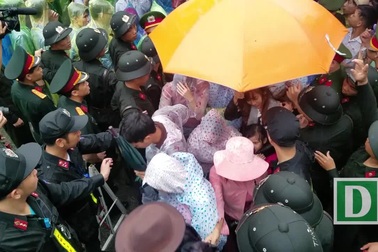 Hàng vạn người đội mưa về Đền Hùng dâng hương tưởng nhớ Vua Hùng