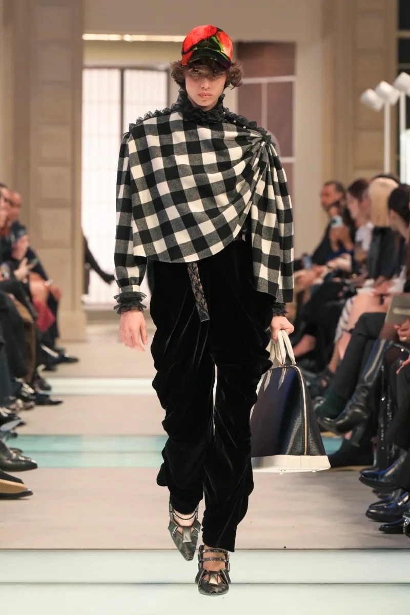 View - Lisa diện đồ xẻ ngực gợi cảm, gặp gỡ "người tình màn ảnh" của Kim Soo Hyun | Báo Dân trí