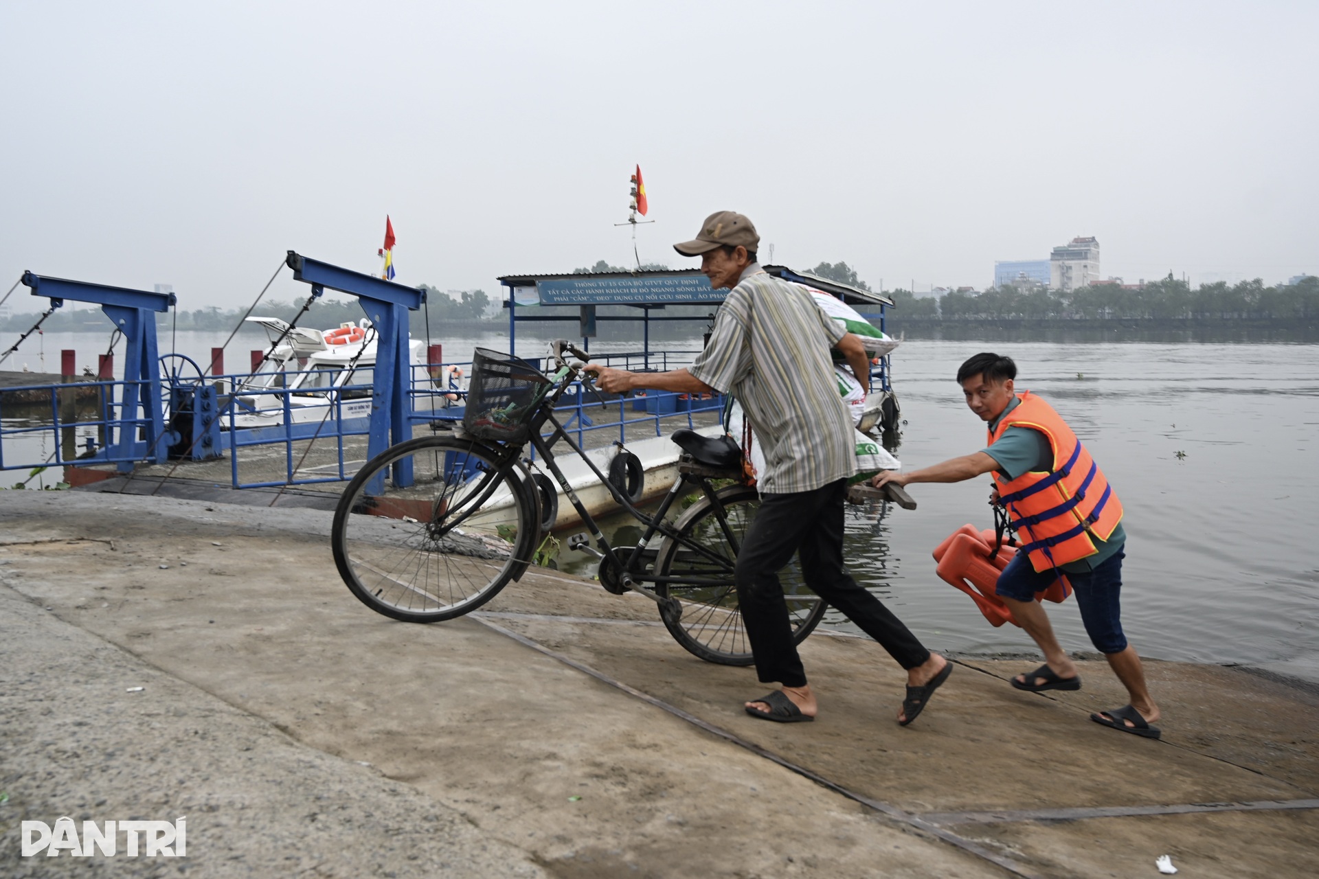 Người dân TPHCM vui khi phà Bình Quới hoạt động lại, hết đi vòng 10km - 10 Người dân TPHCM vui khi phà Bình Quới hoạt động lại, hết đi vòng 10km - 10