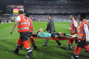 Messi dính chấn thương mắt cá, Barca sốt vó