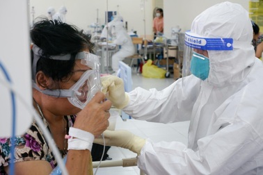 Xúc động chủ quán ăn chữa khỏi Covid-19 vẫn xin nhập viện chăm sóc F0