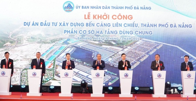 Chủ tịch nước Nguyễn Xuân Phúc, Thường trực Ban Bí thư Võ Văn Thưởng và lãnh đạo TP Đà Nẵng bấm nút khởi công xây dựng bến cảng Liên Chiểu.