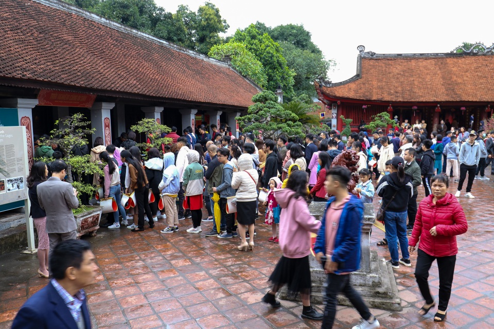 Mưa lạnh người dân vẫn đổ về Văn Miếu xin chữ đầu năm - 3 Mưa lạnh người dân vẫn đổ về Văn Miếu xin chữ đầu năm - 3