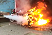 Pin xe máy điện phát nổ khi đang sạc, một bé trai tử vong