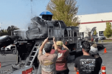 Độ quá tay khiến ô tô phát nổ như bom