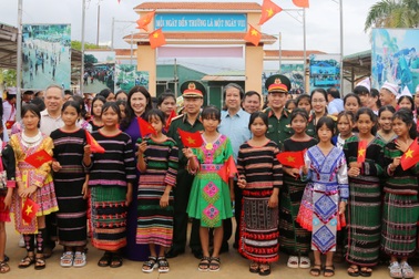 Bộ trưởng Bộ Giáo dục và Đào tạo thăm, tặng quà học sinh vùng cao Đắk Nông