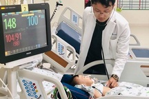 Hóc xương cá nhưng bác sĩ phán viêm họng, bé gái nguy kịch