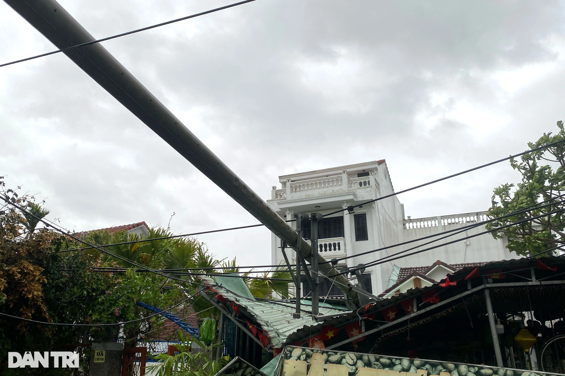 Khung cảnh hoang tàn, tôn bay khắp trời khi bão quét qua TP Đà Nẵng, Hội An - 9 Khung cảnh hoang tàn, tôn bay khắp trời khi bão quét qua TP Đà Nẵng, Hội An - 9