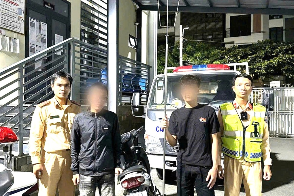 Tạm giữ 2 thiếu niên mang ba chĩa đi trả thù 6 thanh niên - 1 Tạm giữ 2 thiếu niên mang ba chĩa đi trả thù 6 thanh niên - 1