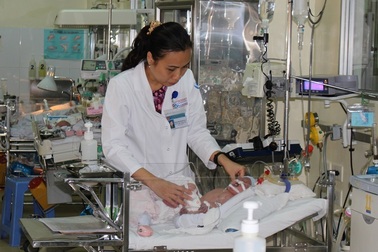 Hạ thân nhiệt cứu cháu bé đẻ rơi bị ngạt nặng