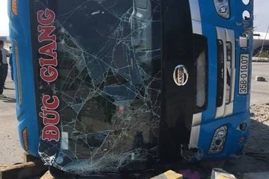 Xe khách tông dải phân cách rồi lật ngang, 1 người chết, 5 người bị thương