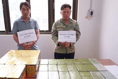 Bắt 2 đối tượng, thu giữ ba lô chứa 21 bánh heroin