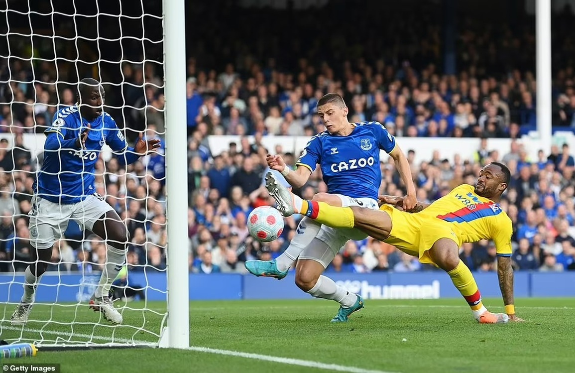 Trụ hạng thành công, CĐV Everton tràn xuống sân ăn mừng như nhà vô địch - 3 Trụ hạng thành công, CĐV Everton tràn xuống sân ăn mừng như nhà vô địch - 3