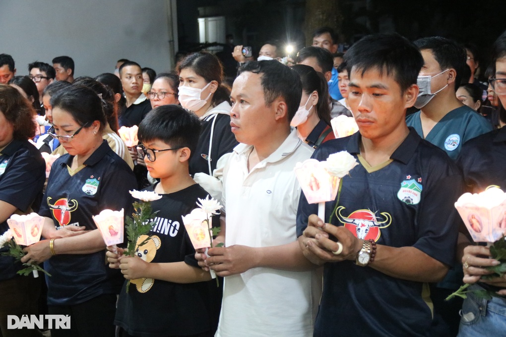 Người hâm mộ rơi nước mắt tiễn biệt Pallo của CLB HAGL về Bồ Đào Nha - 1 Người hâm mộ rơi nước mắt tiễn biệt Pallo của CLB HAGL về Bồ Đào Nha - 1