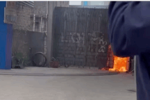 Xe tiếp xăng dầu bất ngờ bốc cháy ngùn ngụt