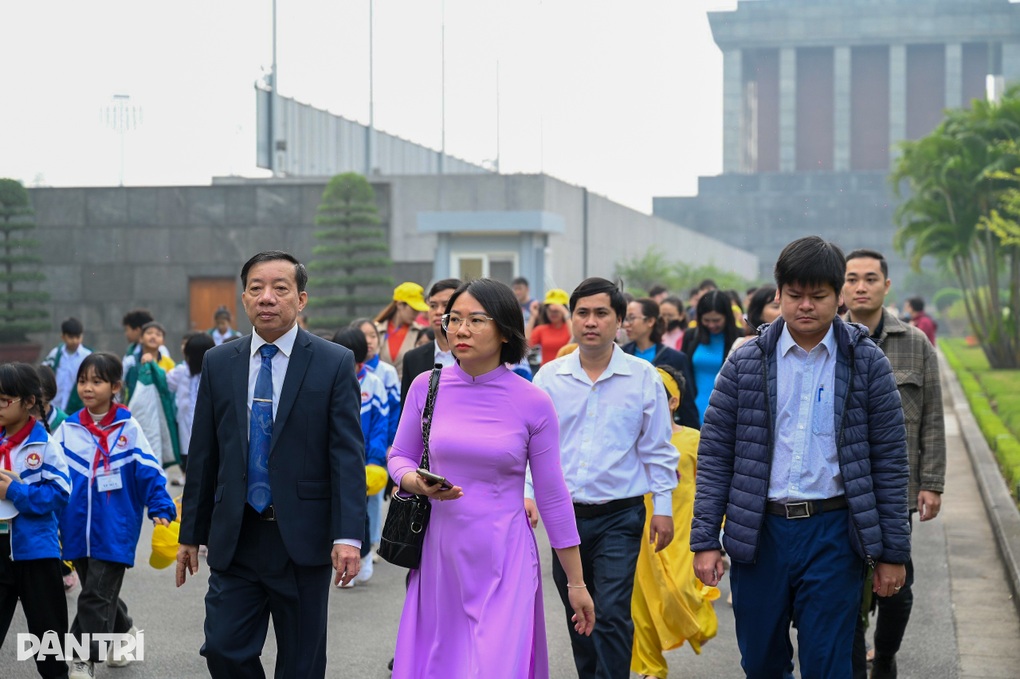 Tân Đảng viên Bộ Lao động - Thương binh  Xã hội vào Lăng viếng Bác - 5