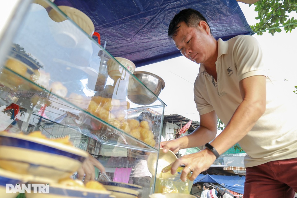 Quán cháo huyết 5000 đồng làm ấm lòng lao động nghèo - 9 Quán cháo huyết 5000 đồng làm ấm lòng lao động nghèo - 9