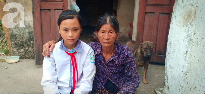 Bố tâm thần bỏ đi biệt tích, mẹ qua đời vì bệnh hiểm nghèo, nữ sinh 12 tuổi chăm bà bệnh nặng: “Nếu bà đi theo mẹ, em không biết sống thế nào?” - Ảnh 2.