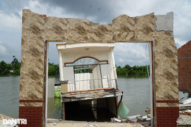 Cả dãy nhà ở Vĩnh Long bất ngờ đổ xuống sông